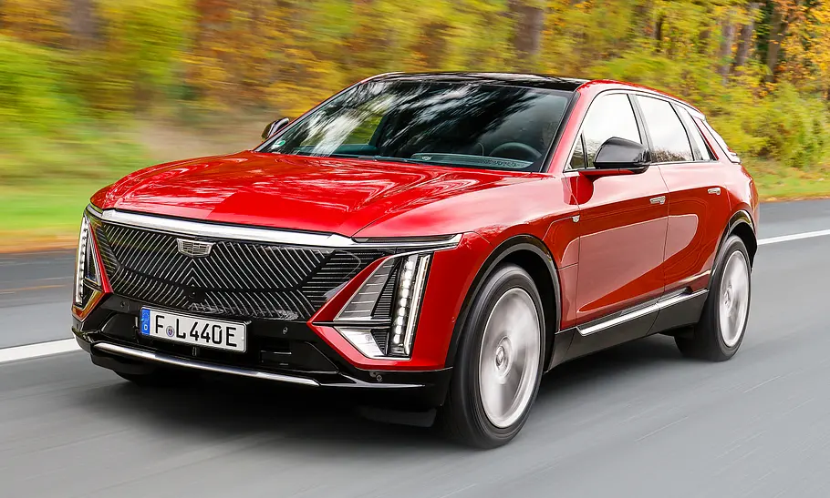 Frontansicht des Cadillac Lyriq (2024) während der Fahrt.