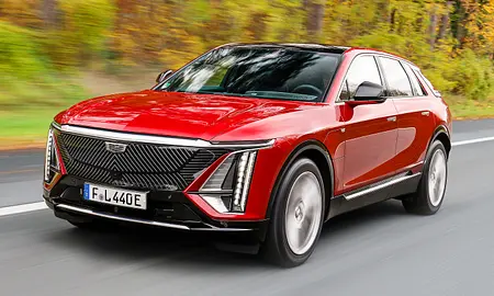 Frontansicht des Cadillac Lyriq (2024) während der Fahrt.