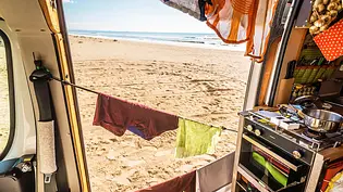 Wohnwagen Urlaub Sizilien - Blick aus Innenraum - Foto: Imago