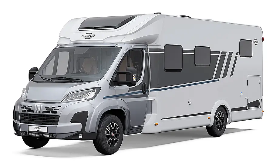 Carado T447 (2024) Das Bild zeigt den Carado T447 (2024) auf Basis des Fiat Ducato von schräg vorne links fotografiert.