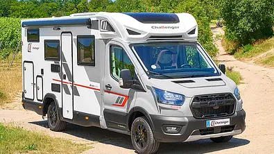 Das Bild zeigt den Challenger S294 (2025) statisch von schräg vorne rechts fotografiert. - Foto: Challenger