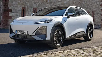 Der Changan Deepal S07 (2025) steht vor einem alten Gemäuer, von vorne links fotografiert. - Foto: Changan