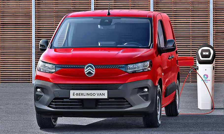 Das Citroën ë-Berlingo Facelift (2024) ist an einer Ladesäule angesteckt, von vorne fotografiert.