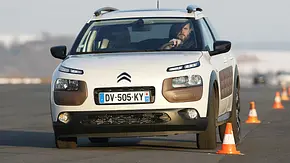 Der Citroën C4 Cactus (2014) durchfährt einen Slalom-Parcours, von vorne fotografiert. - Foto: Jürgen Zerha