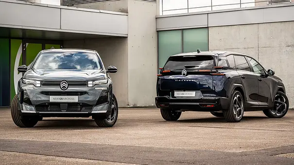 Zwei Citroën (ë-)C5 Aircross (2025) stehen nebeneinander auf einem Parkplatz. - Foto: Citroën Zwei Citroën (ë-)C5 Aircross (2025) stehen nebeneinander auf einem Parkplatz. - Foto: Citroën