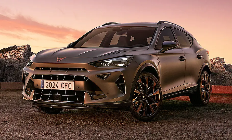 Blick von schräg vorne auf das Cupra Formentor Facelift (2024).