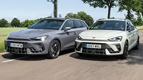Cupra Leon Sportstourer 1.5 eTSI und 2.0 TDI fahren nebeneinander auf einer Allee, von vorne fotografiert. - Foto: Daniela Loof