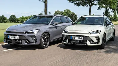 Cupra Leon Sportstourer 1.5 eTSI und 2.0 TDI fahren nebeneinander auf einer Allee, von vorne fotografiert. - Foto: Daniela Loof