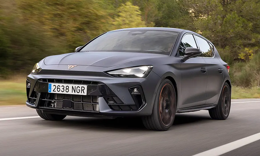 Cupra Leon VZ Der Cupra Leon VZ fährt auf einer Landstraße, von vorne links fotografiert.