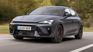 Der Cupra Leon VZ fährt auf einer Landstraße, von vorne links fotografiert. - Foto: Cupra
