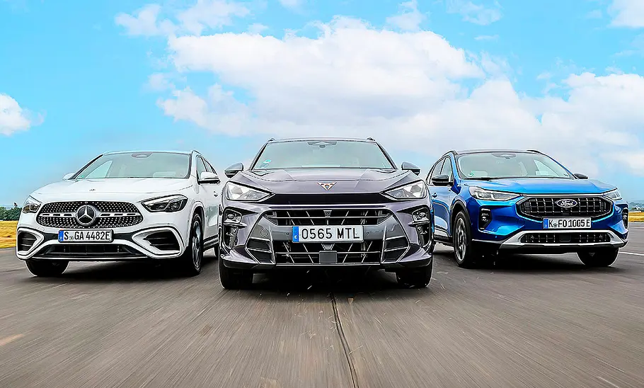 Mercedes GLA/Cupra Terramar/Ford Kuga Gruppenbild mit Blick von vorne auf die drei SUV Mercedes GLA, Cupra Terramar und Ford Kuga, die in Formation nebeneinander herfahren.