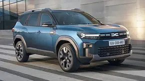 Der Dacia Bigster (2025) fährt durch eine Stadt, von vorne rechts fotografiert. - Foto: Dacia