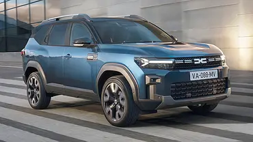 Der Dacia Bigster (2025) fährt durch eine Stadt, von vorne rechts fotografiert. - Foto: Dacia