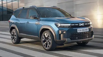 Der Dacia Bigster (2025) fährt durch eine Stadt, von vorne rechts fotografiert. - Foto: Dacia