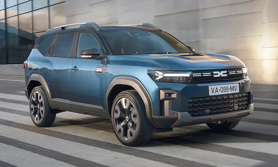 Dacia Bigster (2025) Der Dacia Bigster (2025) fährt durch eine Stadt, von vorne rechts fotografiert.