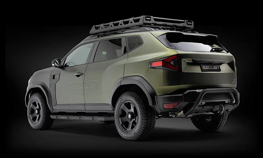 Dacia Duster mit Offroad-Tuningpaket von Redust statisch von schräg hinten.