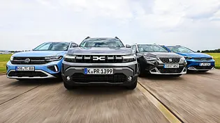 VW T-Cross/Dacia Duster/Seat Arona/Kia Stonic; fahrend; Frontalsicht; SUV; Außenansicht; Gruppenbild - Foto: Daniela Loof