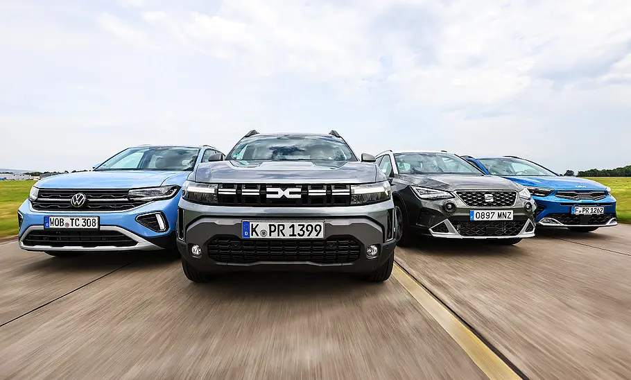 VW T-Cross/Dacia Duster/Seat Arona/Kia Stonic; fahrend; Frontalsicht; SUV; Außenansicht; Gruppenbild