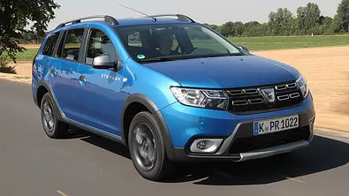 Der Dacia Logan MCV Stepway (2016) fährt auf einer Straße, von vorne rechts fotografiert. - Foto: Daniela Loof