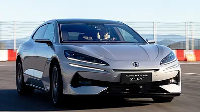 Der Denza Z9 GT (2025) fährt auf einer Rundstrecke, von vorne fotografiert. - Foto: Denza
