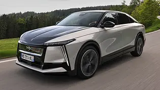 DS N°8 (2025) fährt auf einer Landstraße, Ansicht von vorne links. - Foto: DS Automobiles