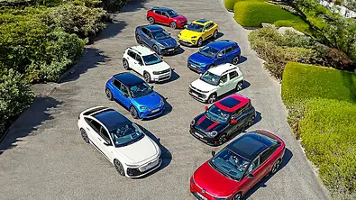 ECOTY Elektroauto des Jahres 2025: Gruppenbild mit allen zehn teilnehmenden Elektroautos. - Foto: Frank Ratering