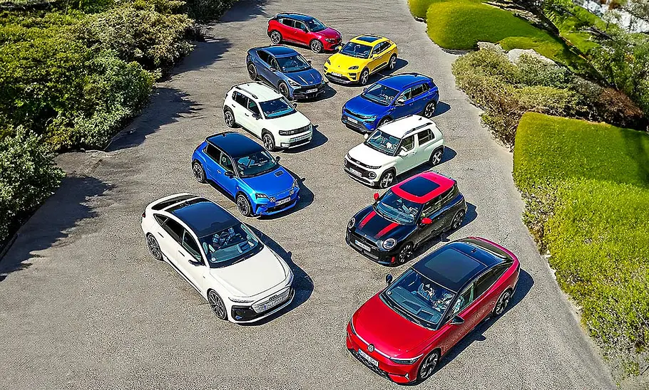 ECOTY Elektroauto des Jahres 2025: Gruppenbild mit allen zehn teilnehmenden Elektroautos.