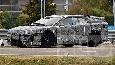 Der Ferrari Luce (2026) fährt als Erlkönig auf einer Straße, von vorne links fotografiert. - Foto: SH Proshots