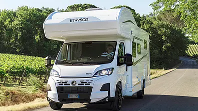 Das Bild zeigt den Etrusco A 6.9 SB (2025) fahrend von schräg vorne links fotografiert. - Foto: Etrusco