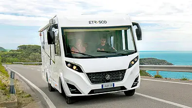 Die Außenaufnahme zeigt den Etrusco I 7400 QBC (2025) fahrend von schräg vorne rechts. - Foto: Etrusco