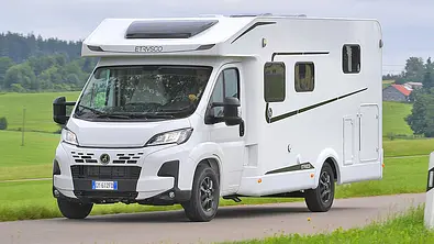 Das Bild zeigt den Etrusco T 6.9 SBC (2025) fahrend von schräg vorne links fotografiert. - Foto: Zbigniew Mazar