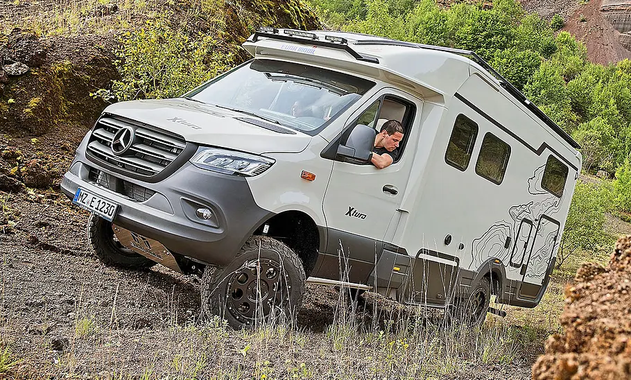 Wohnmobile bis 4,25 t für neuen B-Führerschein Das Bild zeigt den Eura Xtura fahrend von schräg vorne links fotografiert.