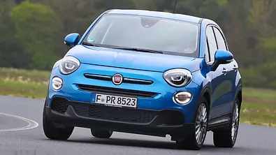 Der Fiat 500X (2018) fährt durch eine Rechtskurve, von vorne fotografiert. - Foto: Daniela Loof
