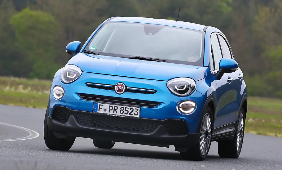 Fiat 500X (2018) Der Fiat 500X (2018) fährt durch eine Rechtskurve, von vorne fotografiert.