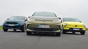 Gruppenbild vom Fiat 600e, VW ID.3 & Volvo EX30, die Frontal auf die Kamera zufahren. - Foto: Zbigniew Mazar