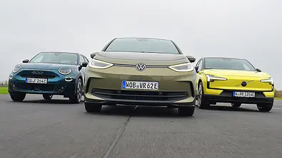 Gruppenbild vom Fiat 600e, VW ID.3 & Volvo EX30, die Frontal auf die Kamera zufahren. - Foto: Zbigniew Mazar
