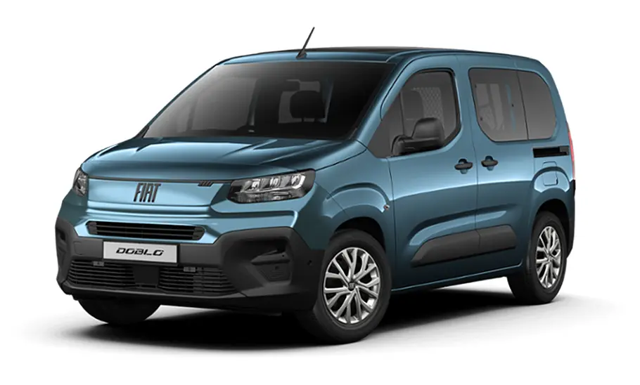 Fiat (E-)Doblò Facelift (2024) Die Kombivariante des Fiat (E-)Doblò Facelift (2024) steht vor weißem Hintergrund, von vorne links fotografiert.