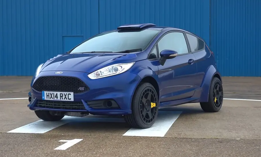 Ford Fiesta RS vor einem Hangar, fotografiert von schräg vorne.
