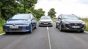 VW Golf Variant/Toyota Corolla Touring Sports/Ford Focus Turnier; fahrend von vorne - Foto: Daniela Loof