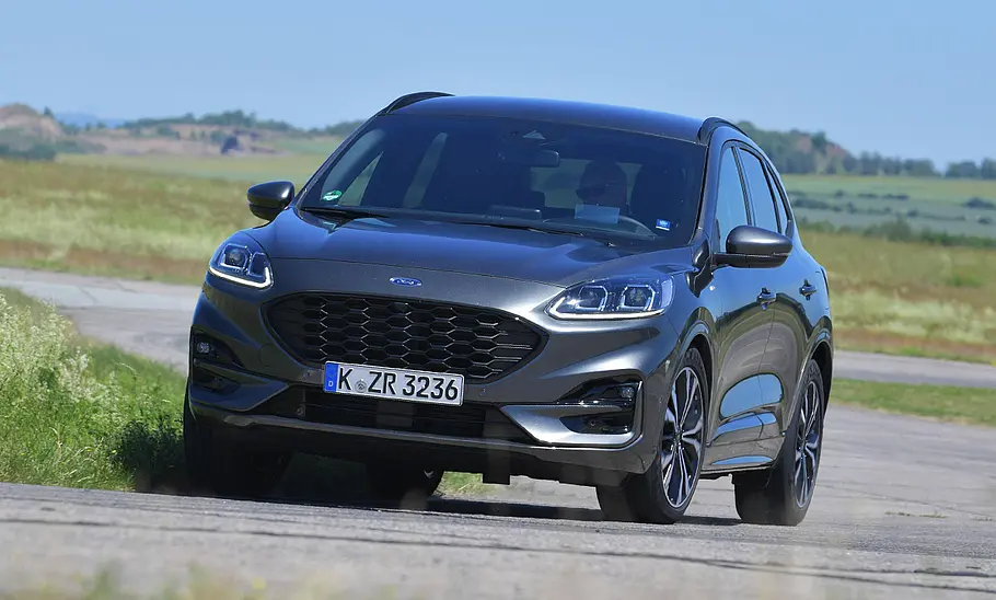 Ford Kuga (2019) Der Ford Kuga (2019) fährt durch eine Rechtskurve, von vorne fotografiert.
