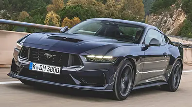 Ford Mustang Dark Horse (2024) fahrend, von vorne - Foto: Ford