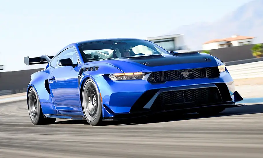 Ford Mustang GTD (2025) Der Ford Mustang GTD (2025) fährt auf einer Rennstrecke durch eine Linkskurve, von vorne rechts fotografiert.