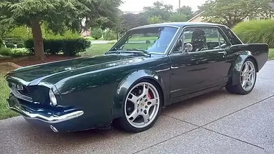 Restomod-Mix aus Ford Mustang und Porsche 911 in einer Einfahrt, fotografiert von schräg vorne. - Foto: Paul Fetter via Facebook