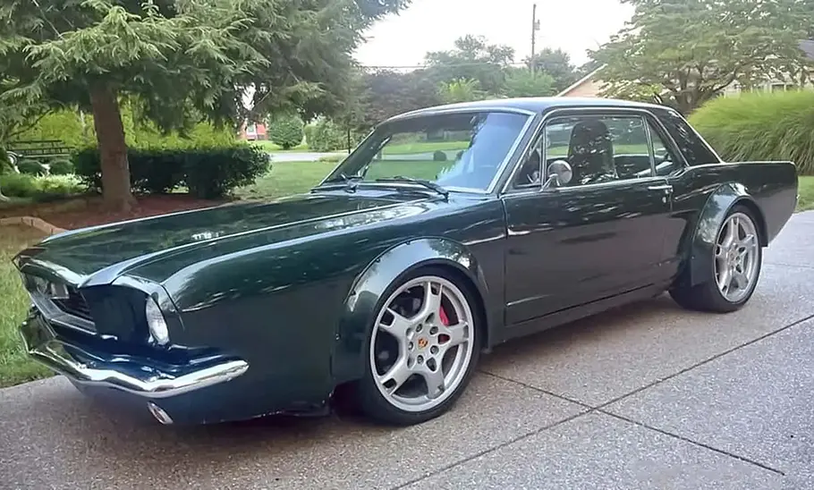 Restomod-Mix aus Ford Mustang und Porsche 911 in einer Einfahrt, fotografiert von schräg vorne.