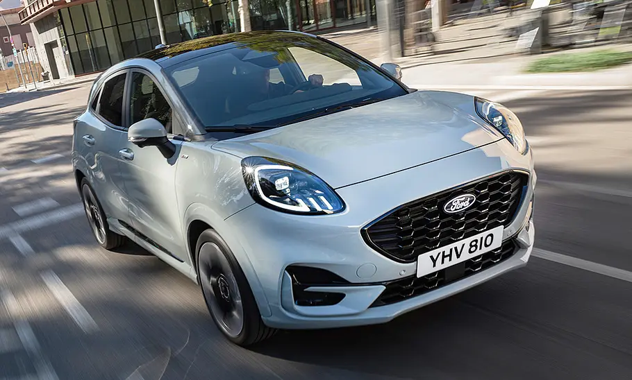 Das Ford Puma Facelift (2024) fahrend von schräg vorne.