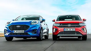 Blick von vorne auf die fahrenden SUV Ford Puma und VW T-Cross. - Foto: Frank Ratering
