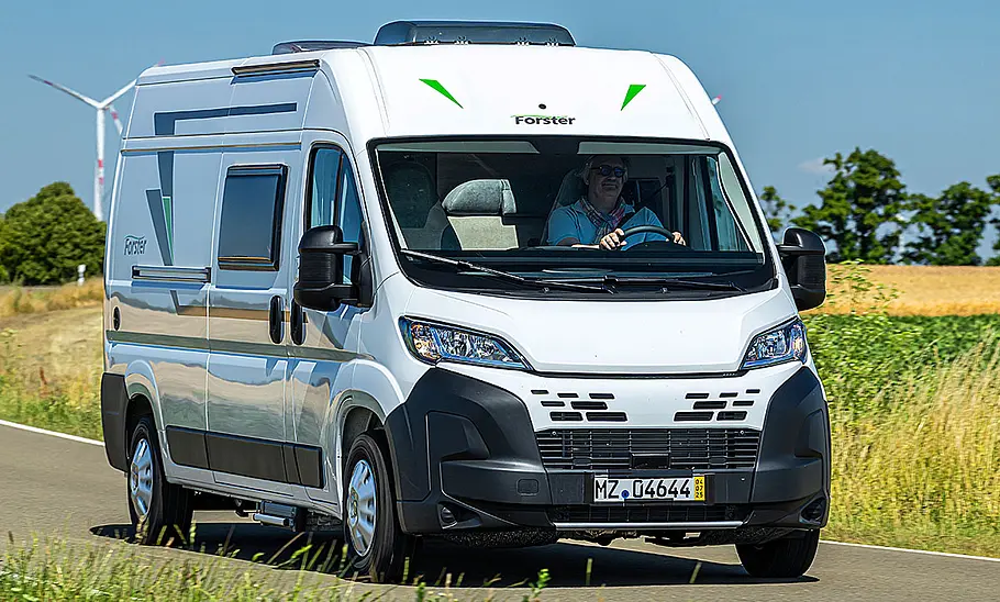 Neuer Forster Livin Up Pro FV 599 (2025) Die Außenaufnahme zeigt den Forster Livin Up Pro FV 599 (2025) fahrend von schräg vorne rechts.