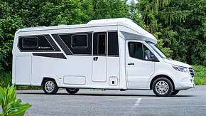 Der Frankia Noctra Cruiser 7.6 (2025) statisch von schräg vorne rechts. - Foto: Frankia