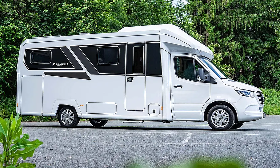 Der Frankia Noctra Cruiser 7.6 (2025) statisch von schräg vorne rechts.