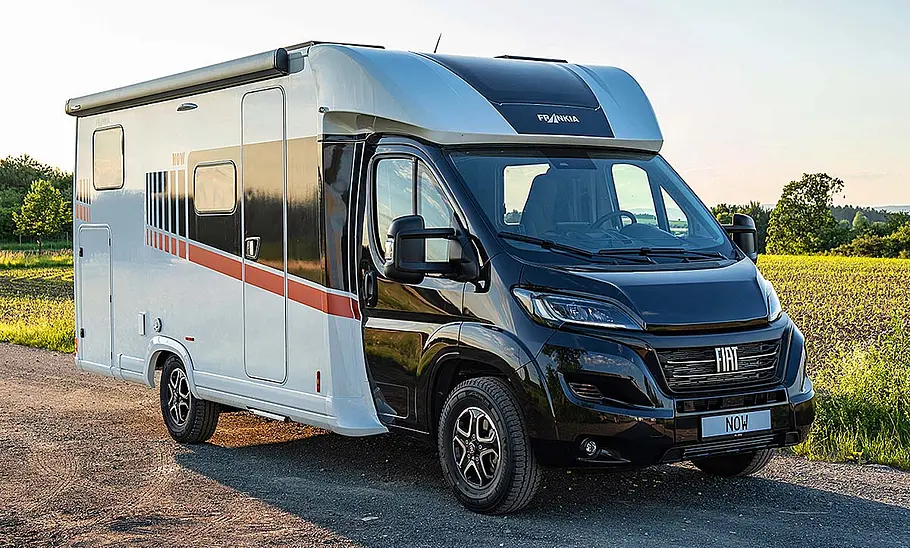 Wohnmobile bis 4,25 t für neuen B-Führerschein Das Bild zeigt den Frankia Now stehend von schräg vorne rechts fotografiert.